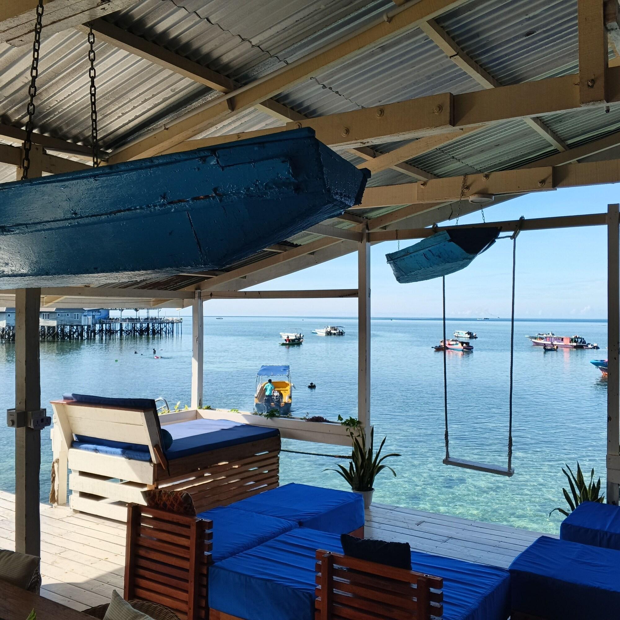 Varios Turtle Garden Lodge