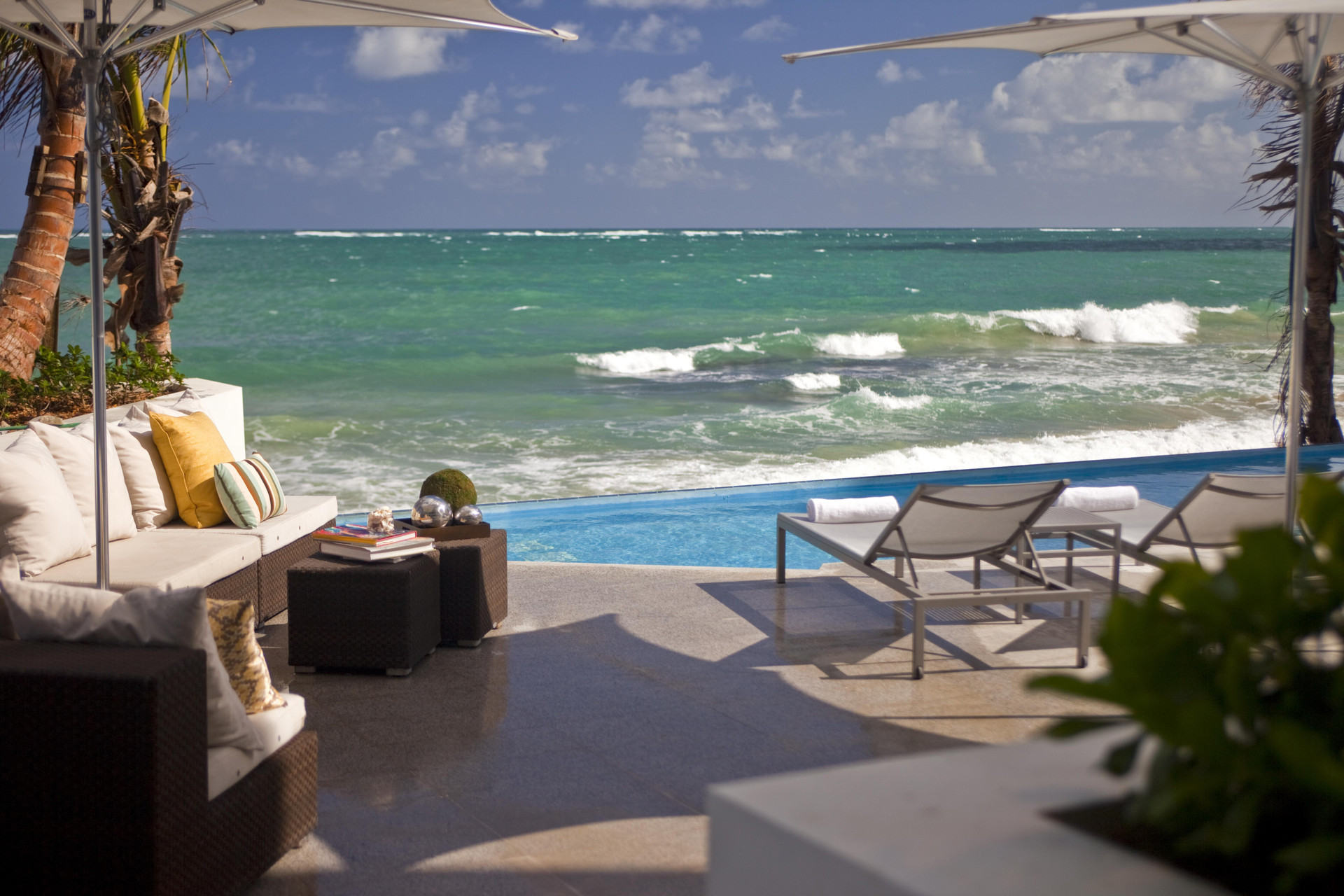 Vista Piscina La Concha Renaissance San Juan Resort