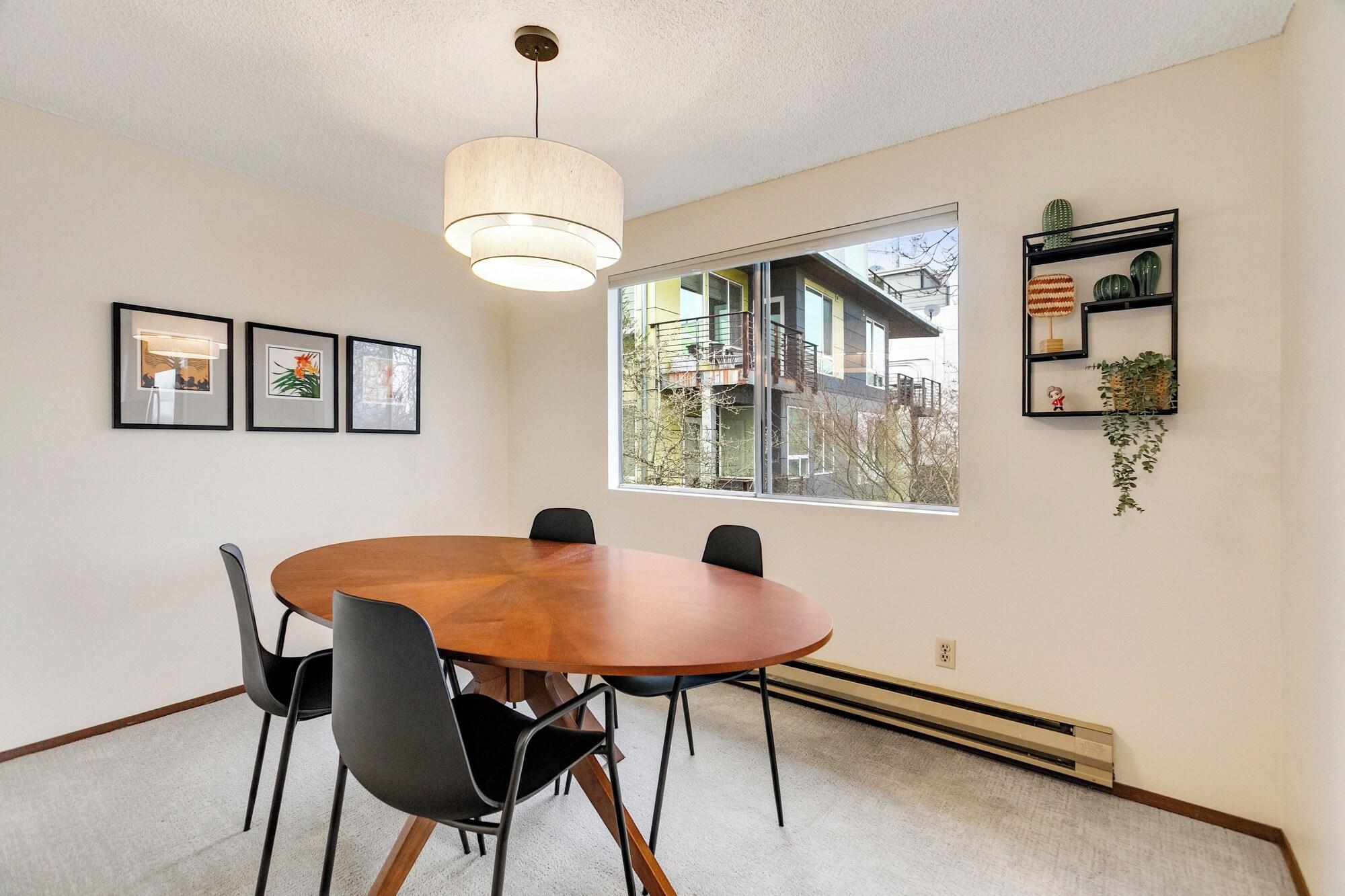 Restaurant Hilltop Seattle Retreat w/ Views & Parking