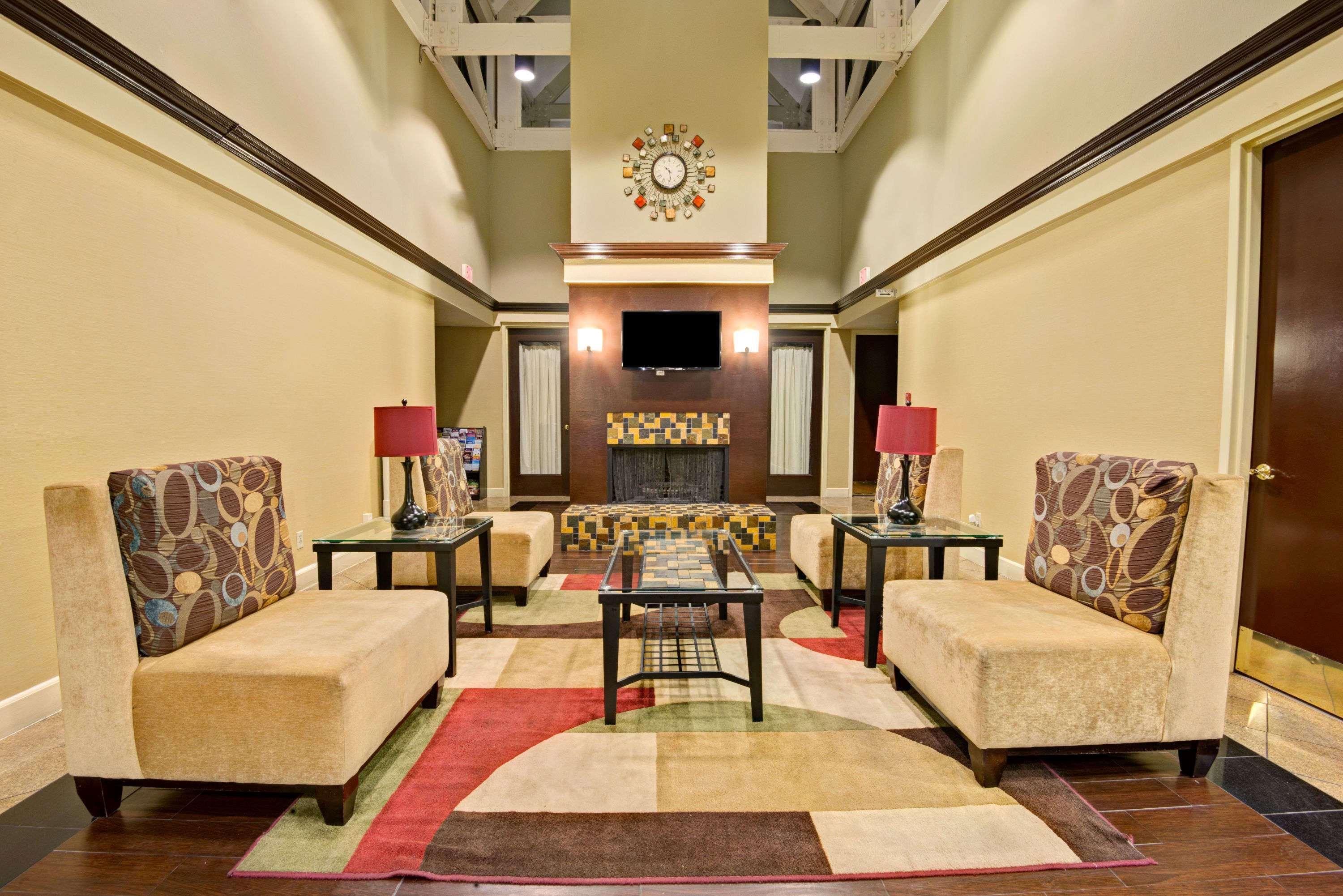 Vista Lobby Ramada by Wyndham El Paso