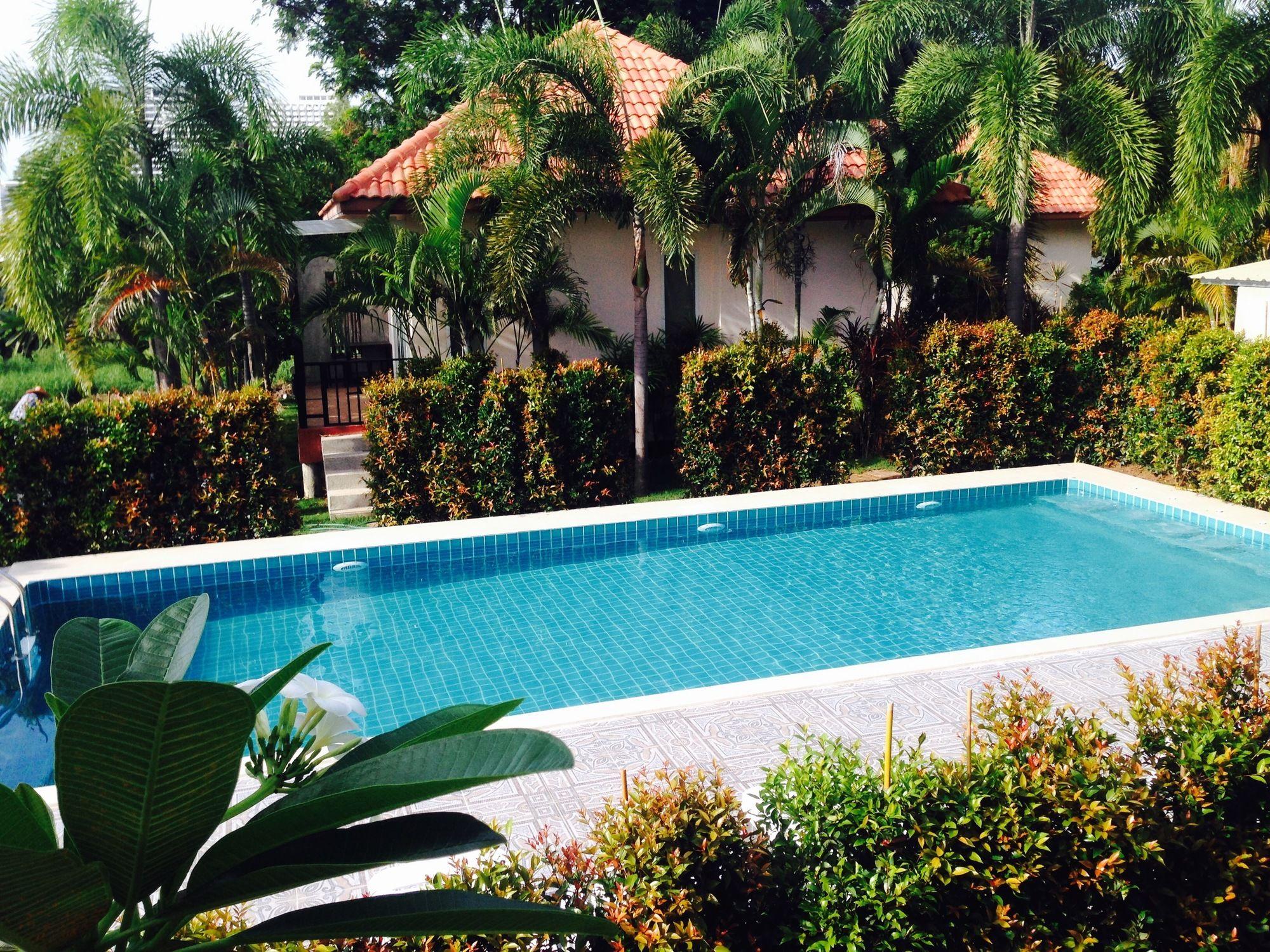 Varios Phetnamneung Resort