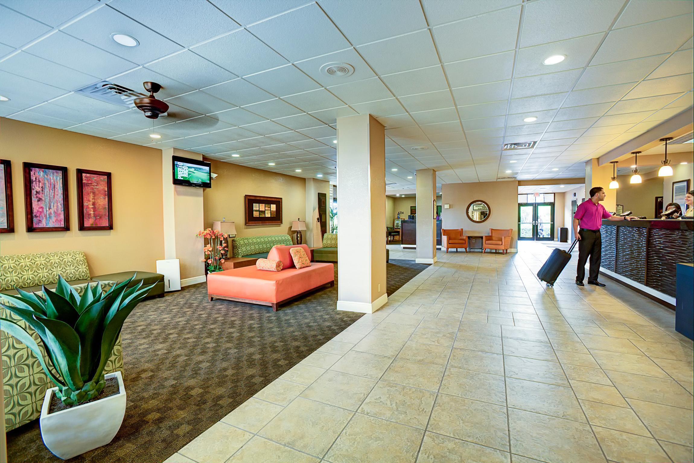 Vista Lobby Rosen Inn, closest to Universal