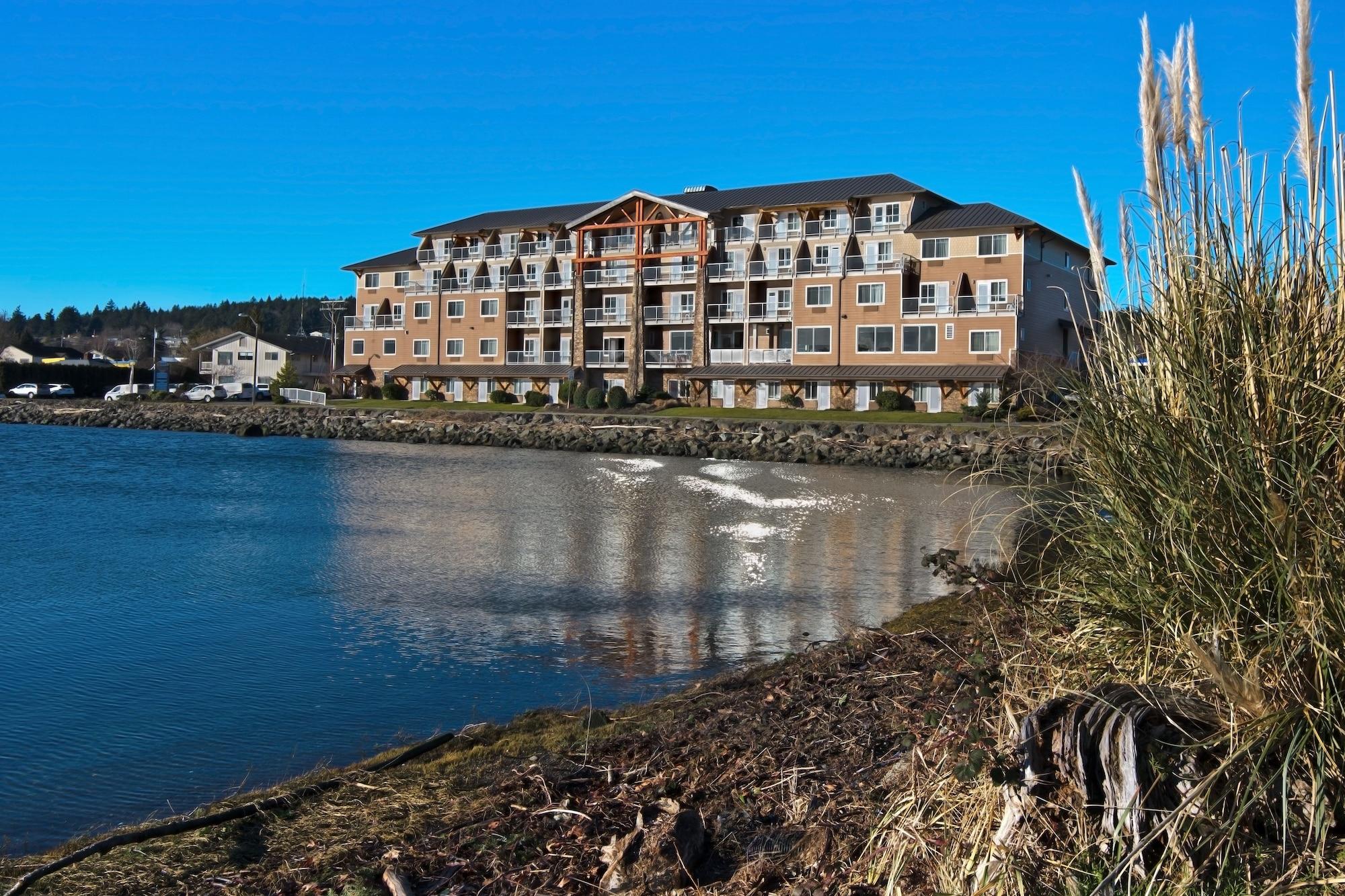 Vista Exterior Oxford Suites Silverdale