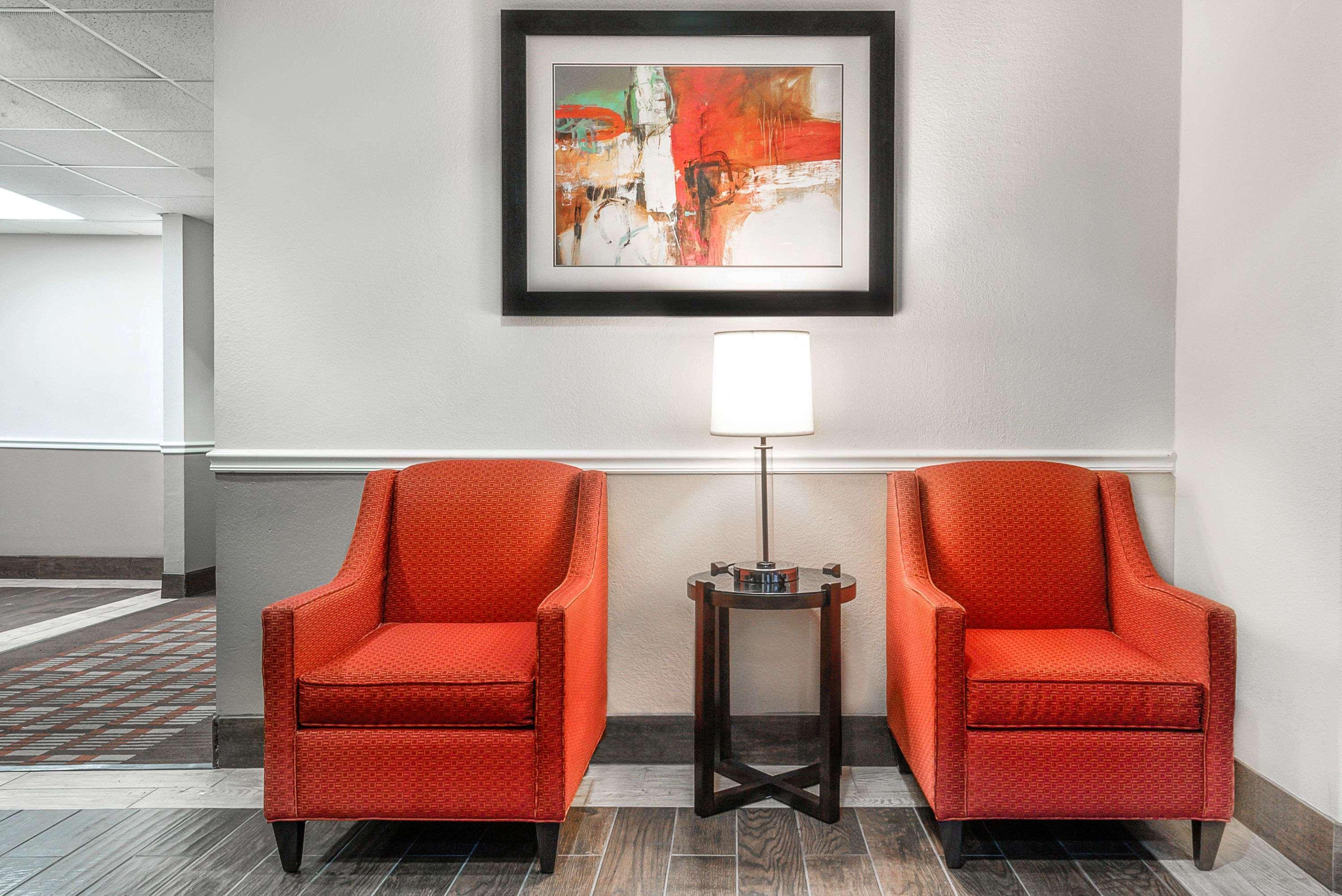 Vista Lobby Days Inn & Suites by Wyndham Dallas