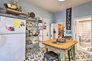 Alquiler Vacacional - Lovely Montrose Home w/ Yard: Walk to Dtwn & Park!