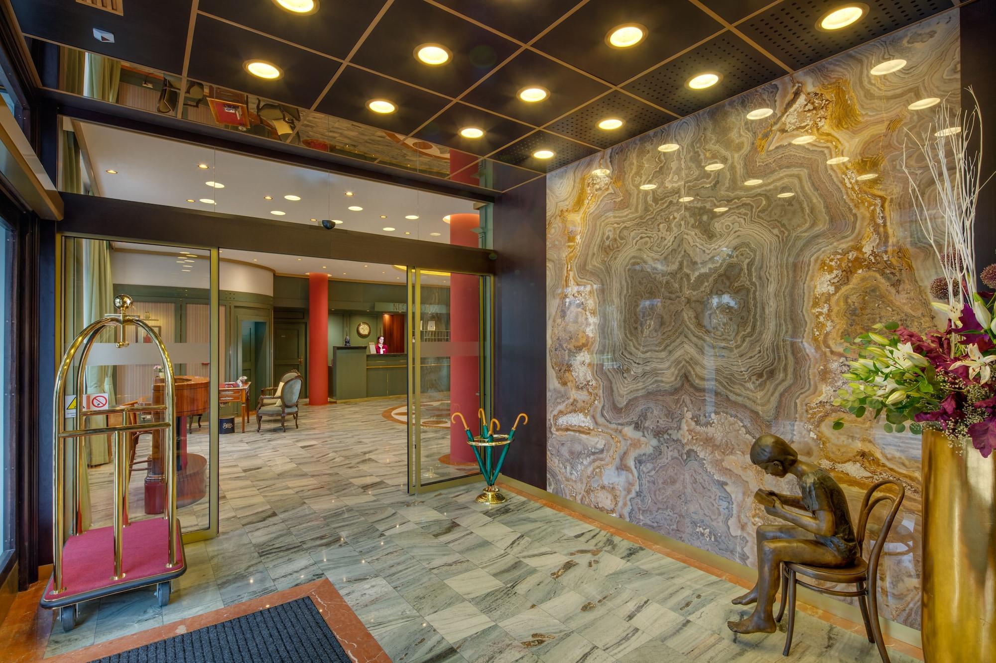 Vista Lobby Hotel Savoy