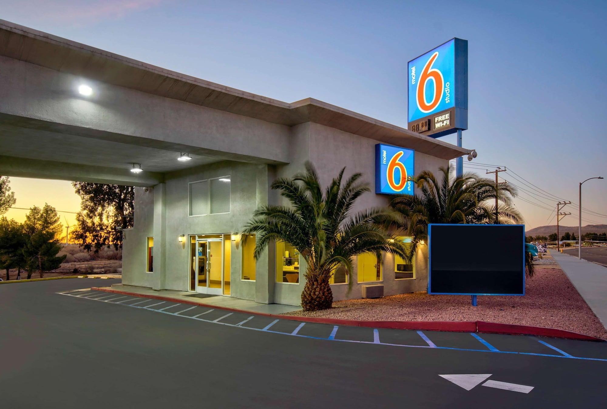 Vista Exterior Motel 6 Victorville - Desert Express