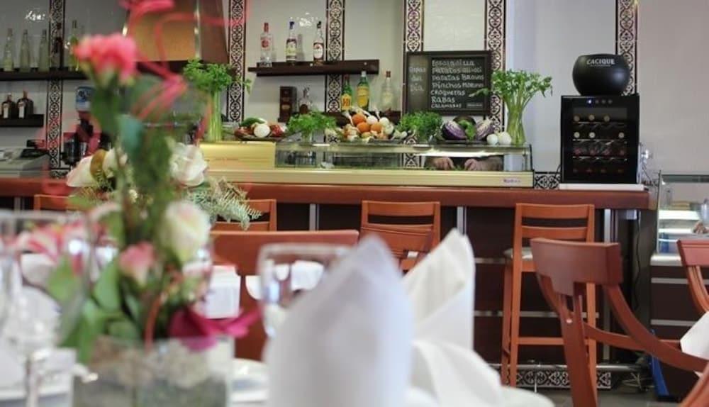 Bar/Salón Hotel La Familia