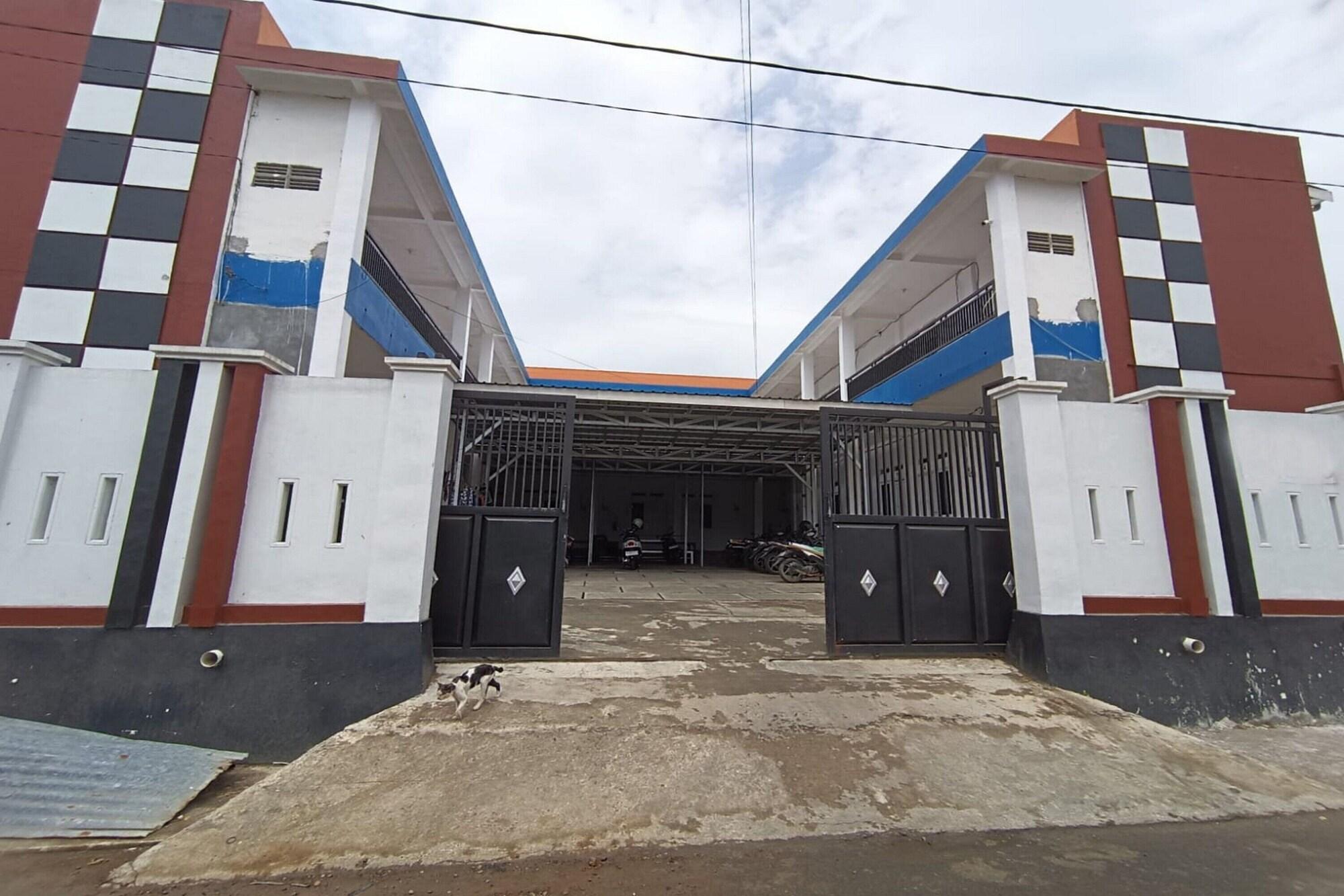 Varios OYO 93774 Khaira Kos Dan PenginapanNearYani Heahlerr