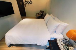 Alojamiento - Through A Path