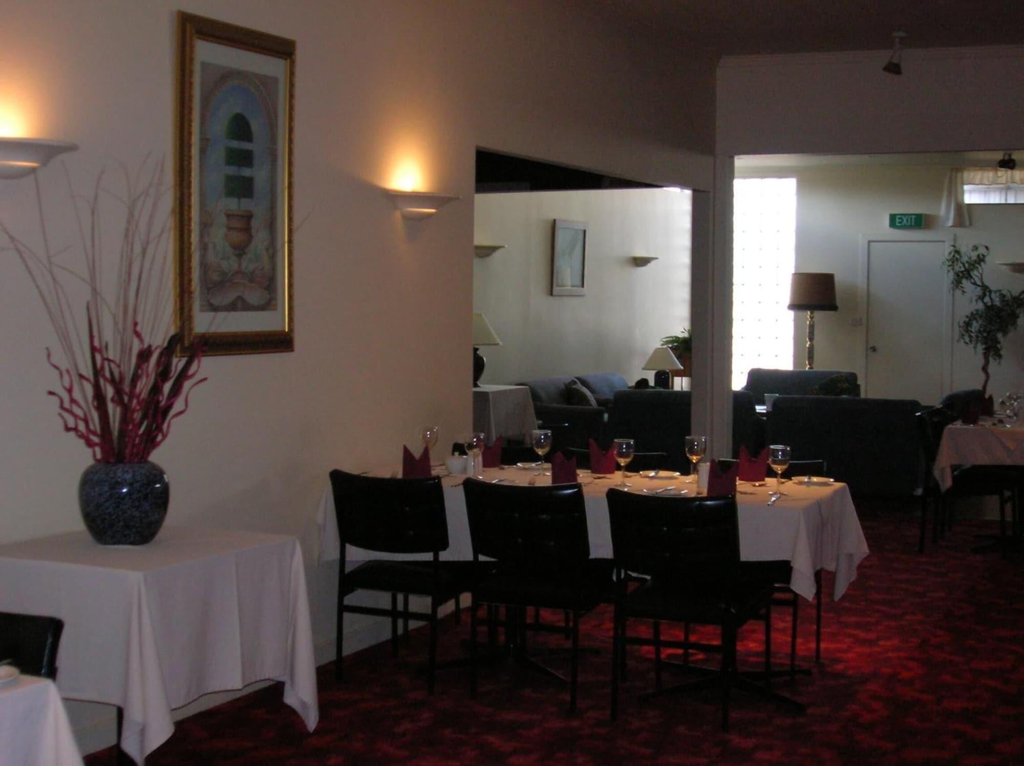 Restaurant The Peninsula Motor Inn