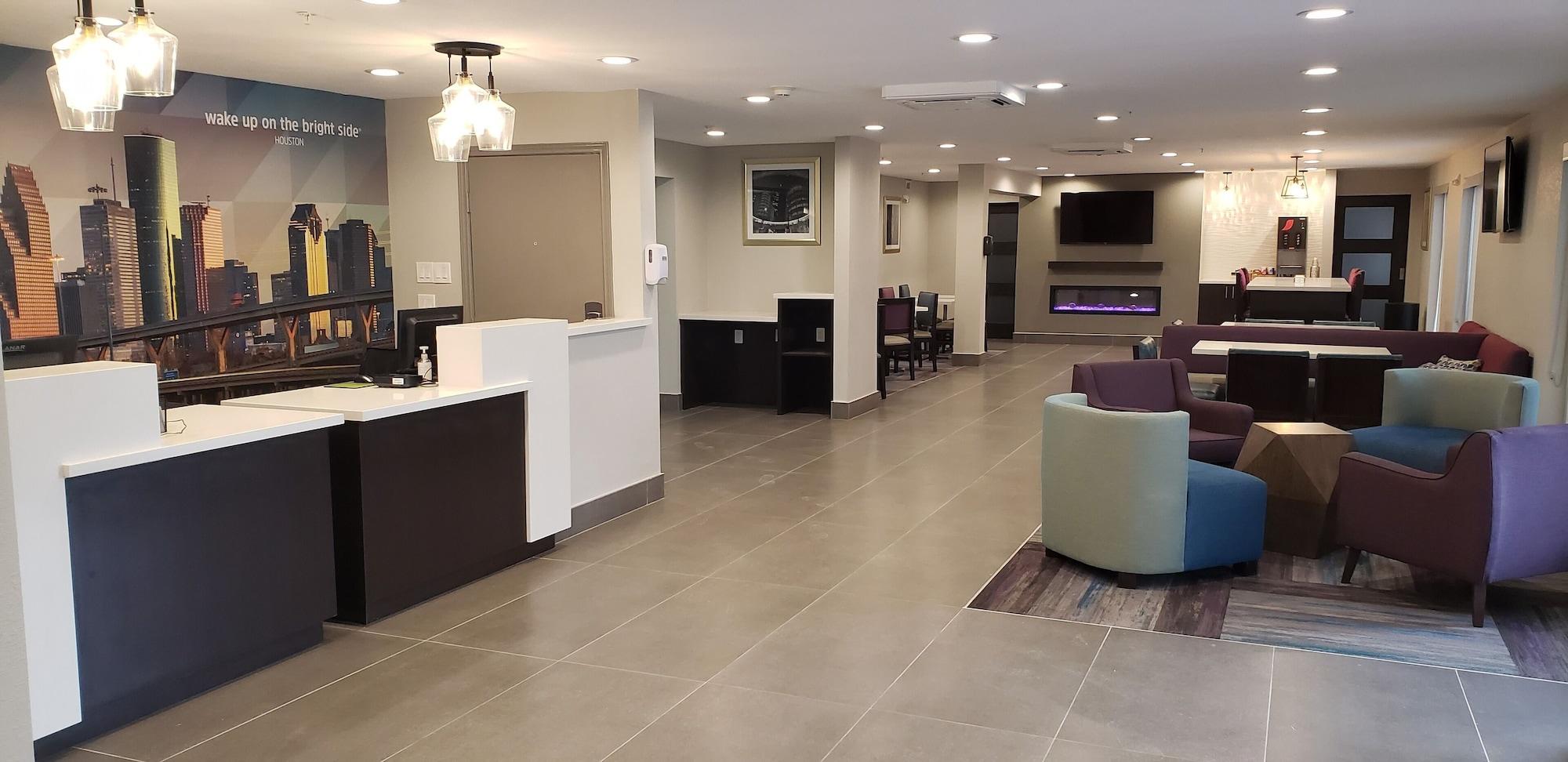 Vista Lobby La Quinta Inn & Suites by Wyndham Houston NW Brookhollow