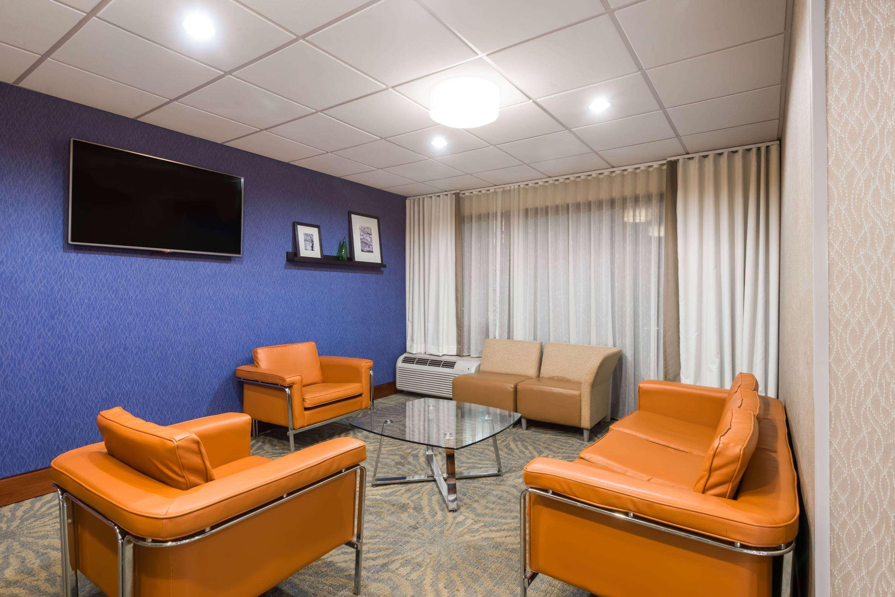 Vista Lobby Wingate by Wyndham Springfield