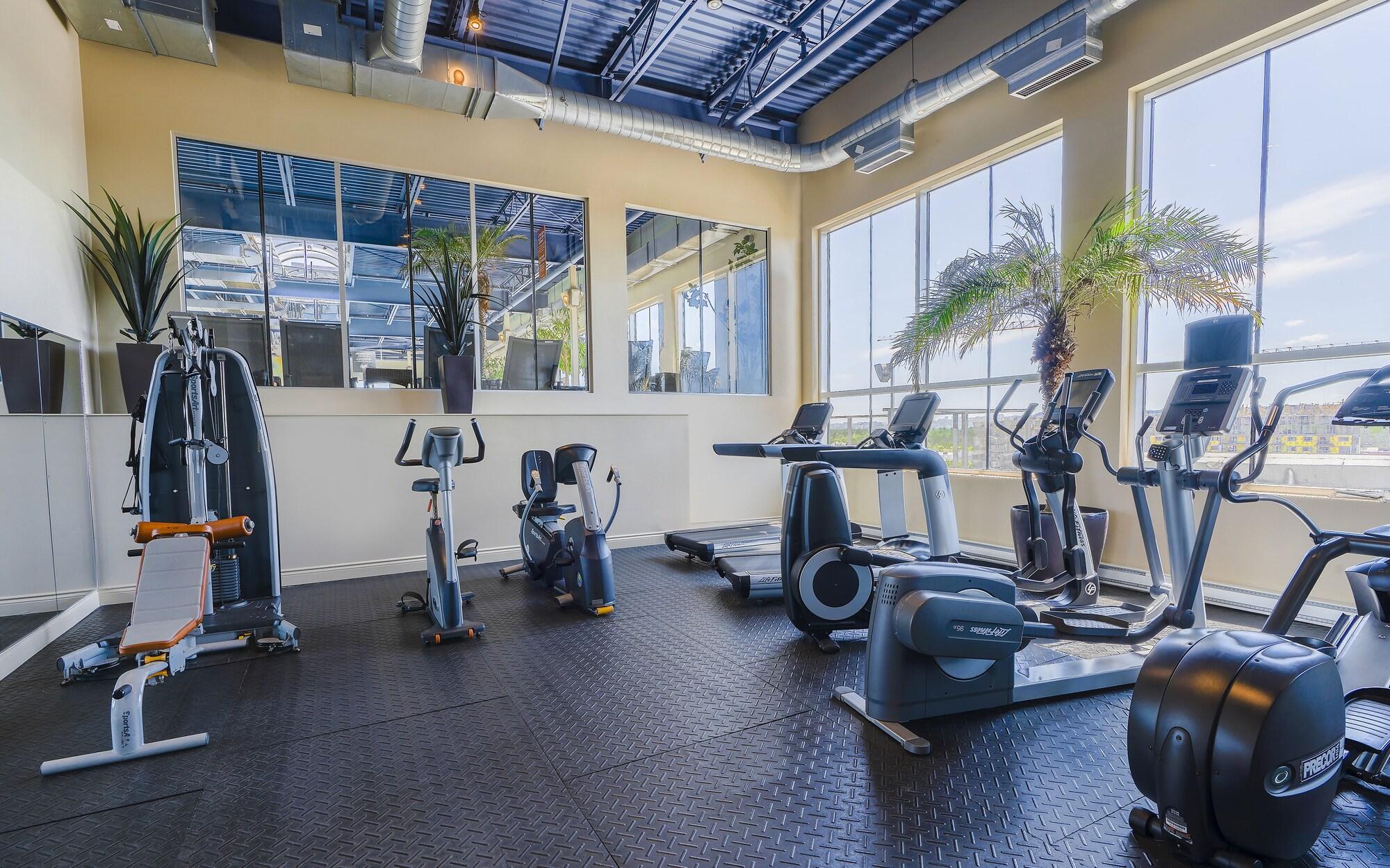 Gimnasio Hôtel Must –  Aéroport de Québec par JARO