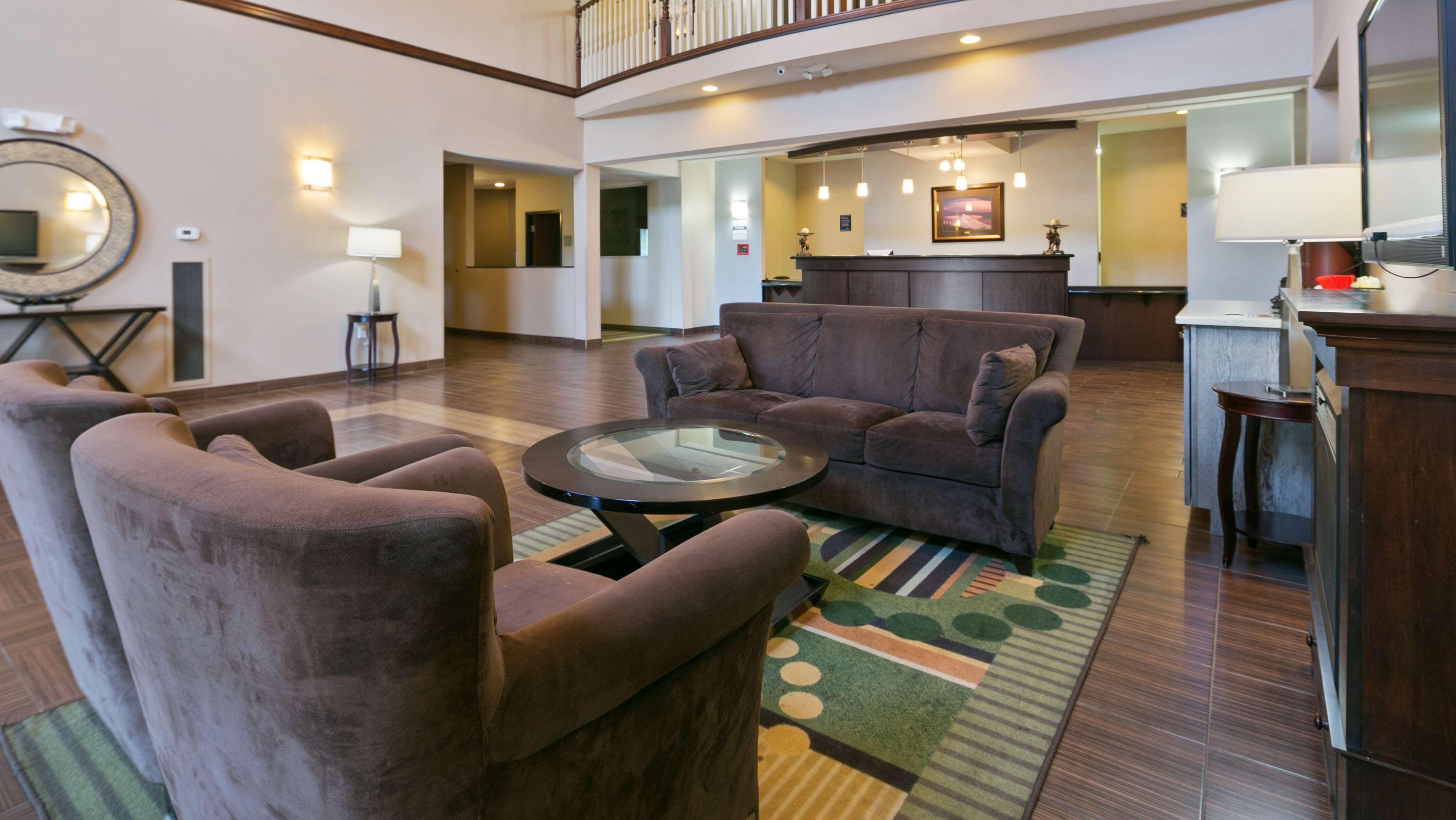 Vista Lobby Best Western Plus Port of Camas - Washougal Convention Center