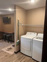 Alquiler Vacacional - Cozy two level home - 2 minutes from beach on private wooded lot.