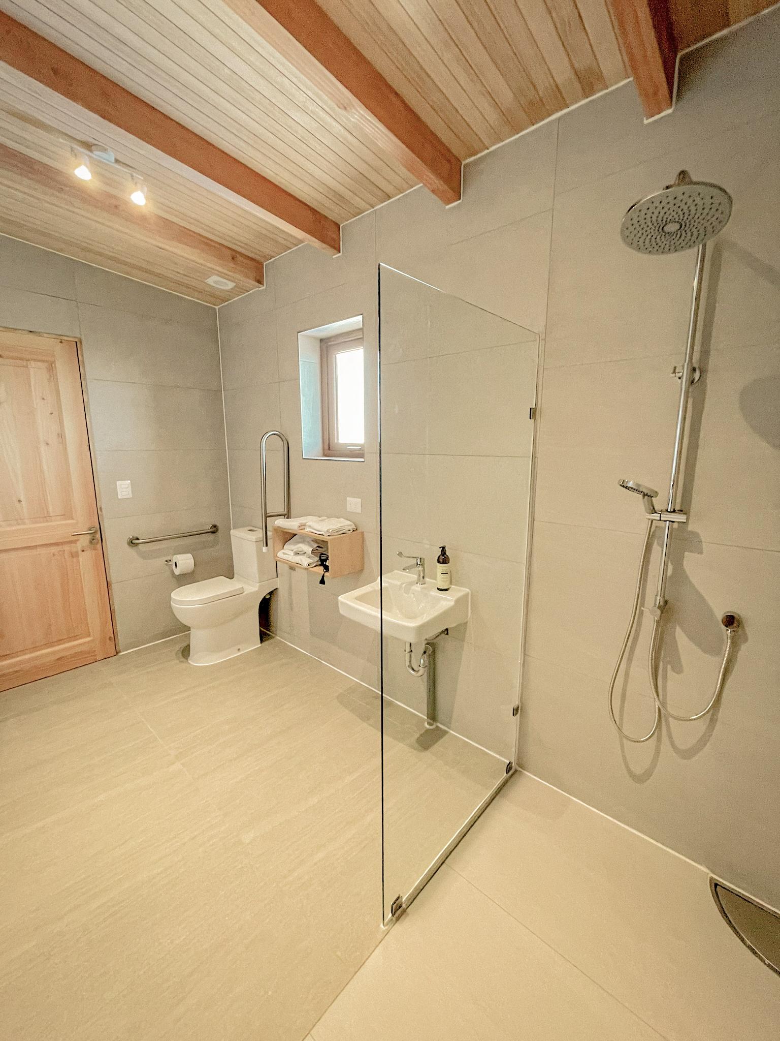 Baño Ave Lodge Frutillar