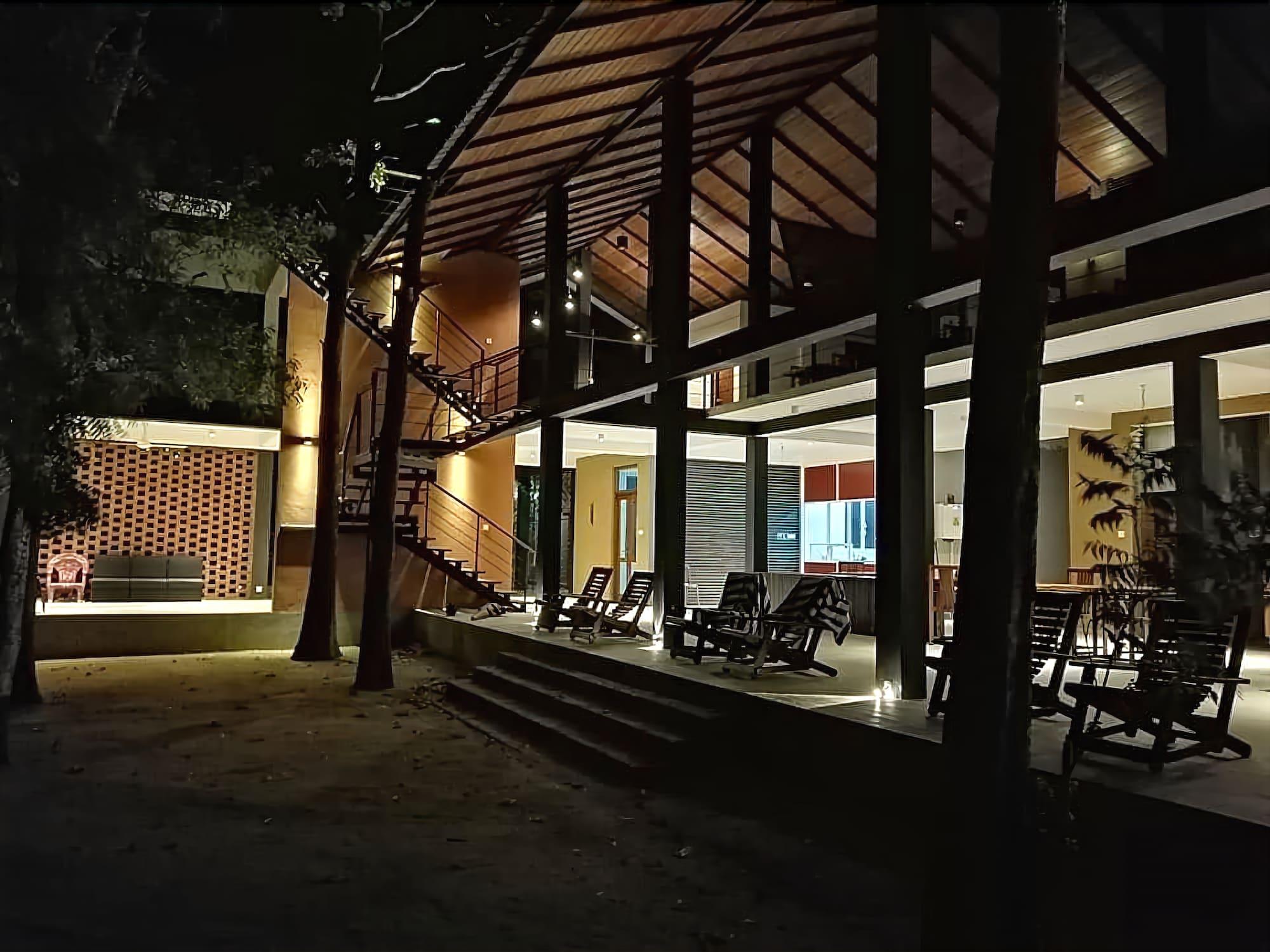 Vista Exterior Breezy Lake Eco Friendly Cabanas Yala