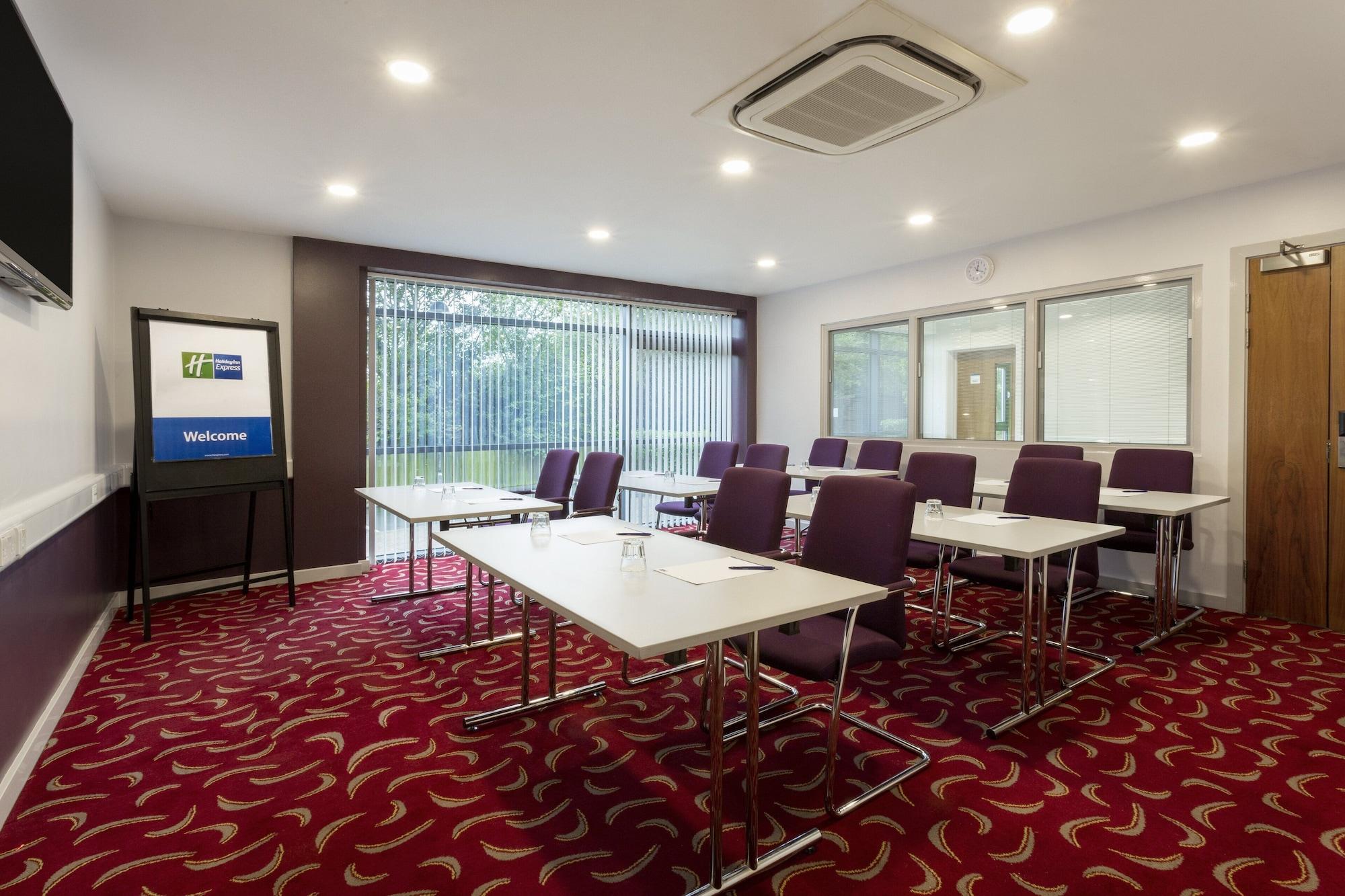 Sala de Reuniones Holiday Inn Express Dunstable by IHG