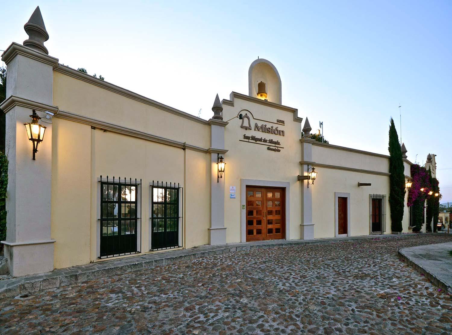 Vista da fachada Misión San Miguel de Allende