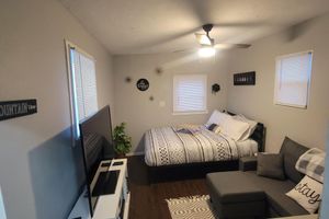Alquiler Vacacional - Cozy downtown cottage w fenced yard, firepit and covered parking