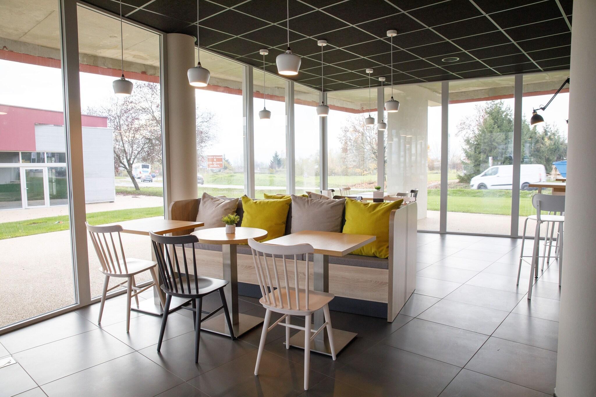 Bar/Salón Campanile Findrol Savoie Leman