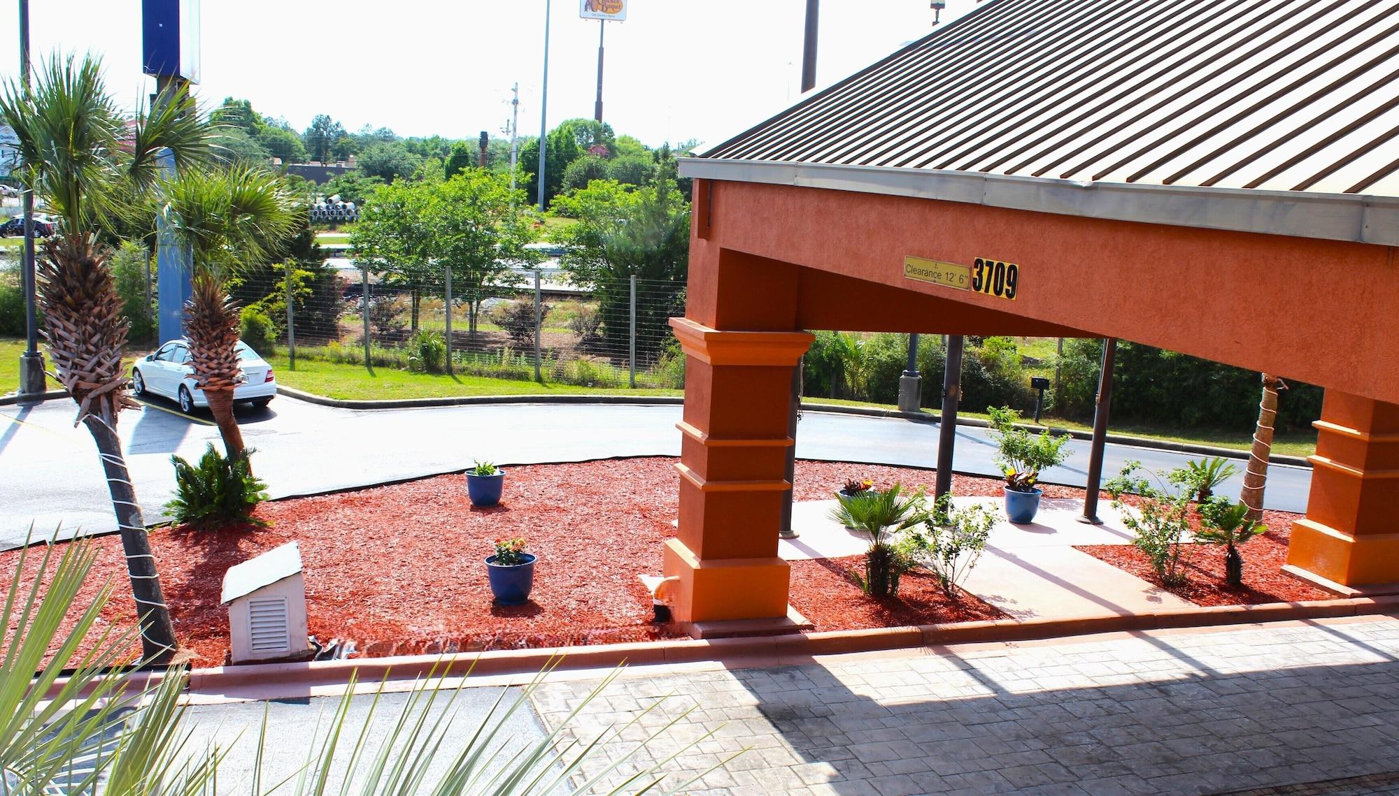 Vista Exterior HomeTown Inn & Suites