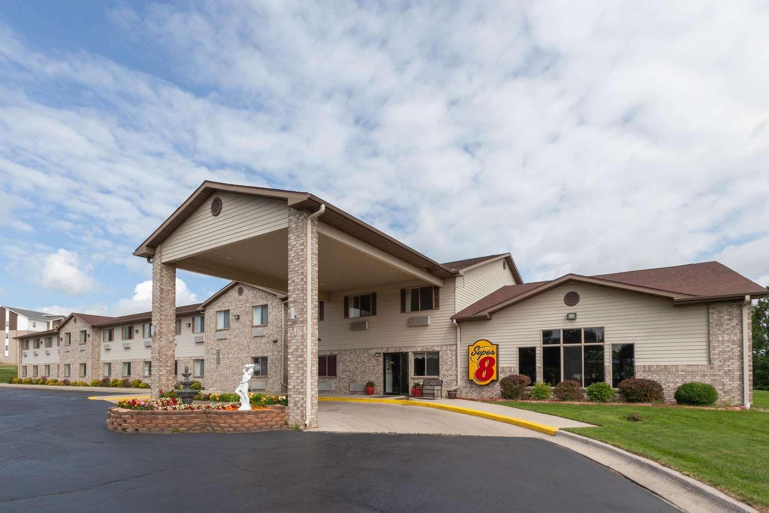 Vista Exterior Super 8 by Wyndham Big Rapids