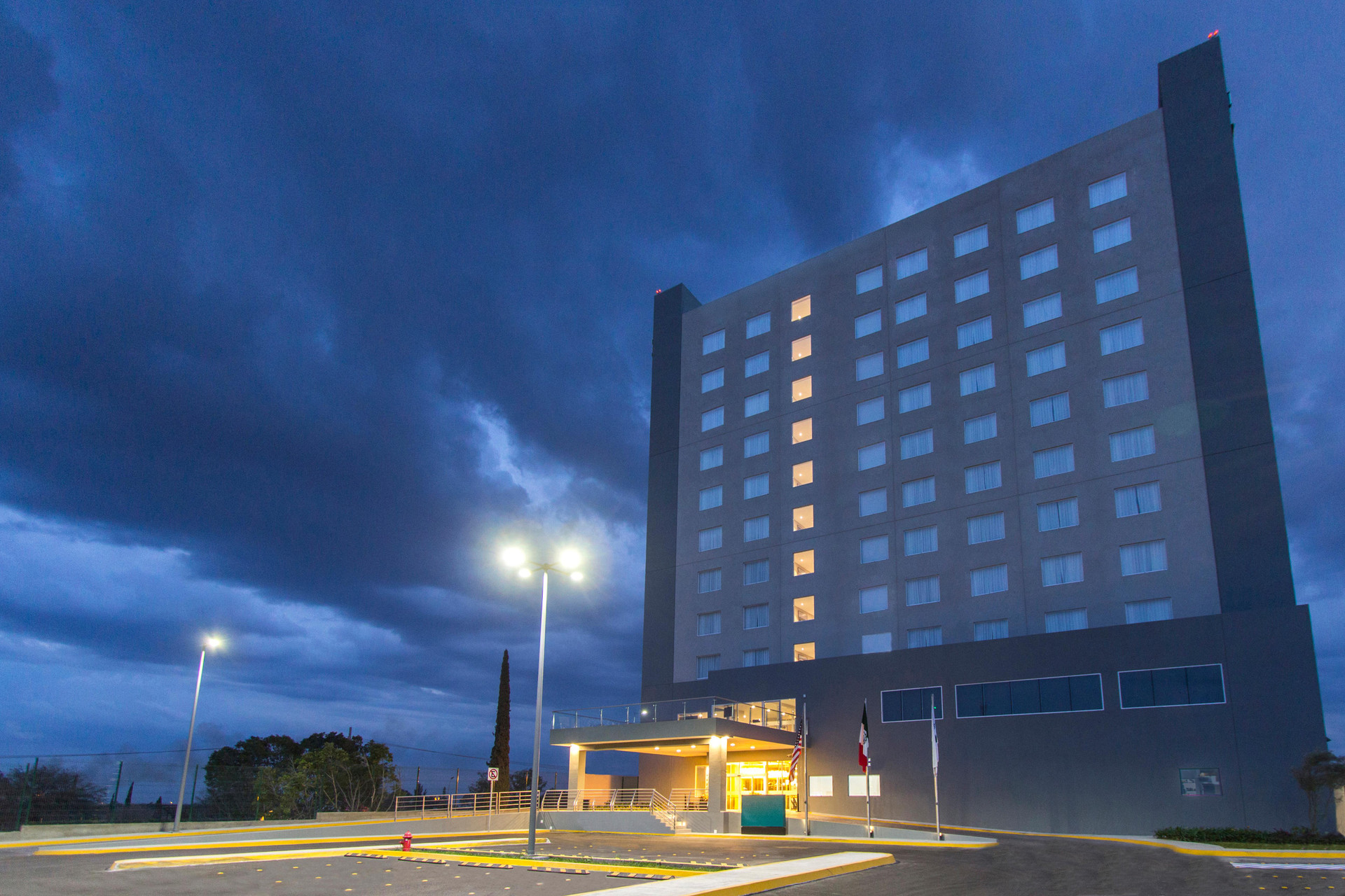 Vista Exterior Fiesta Inn Suites Aeropuerto del Bajío