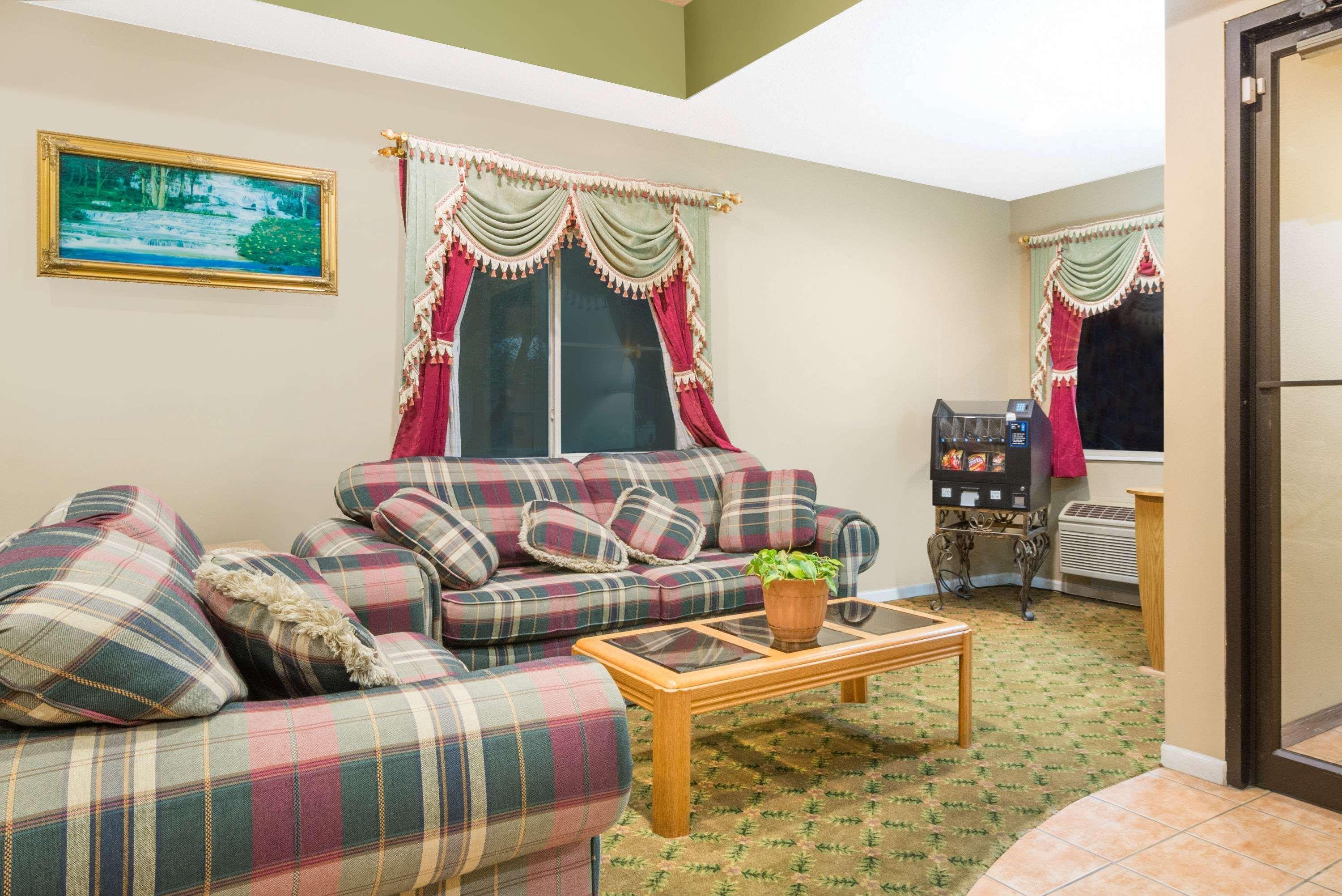 Vista Lobby Super 8 by Wyndham Olney