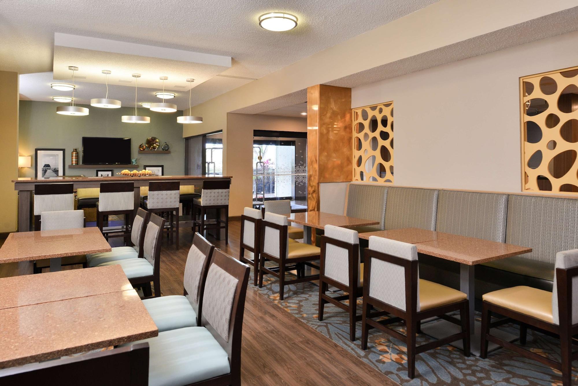 Restaurant Hampton Inn closest to Universal Orlando