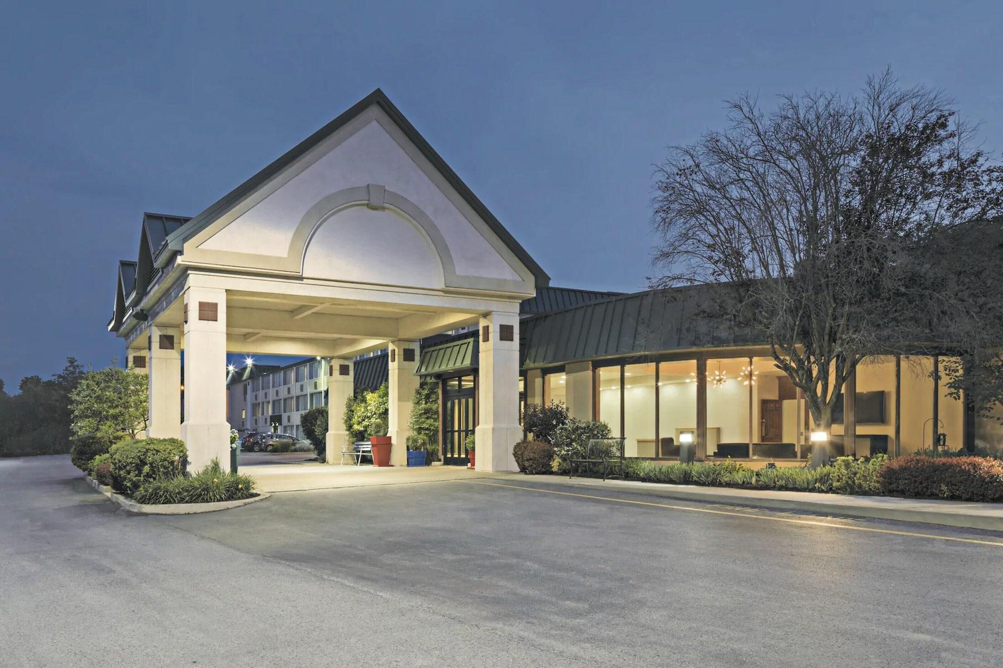 Vista Exterior Ramada by Wyndham Beaver Falls