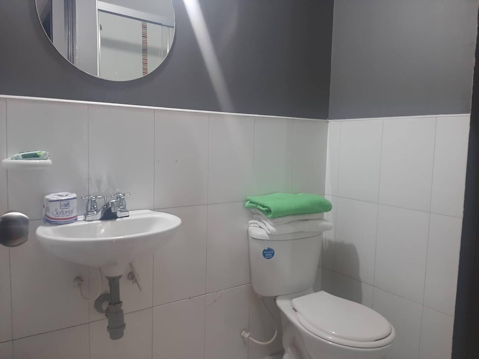 Equipamiento de Habitación Room in Guest Room - Close to the Family Embassy