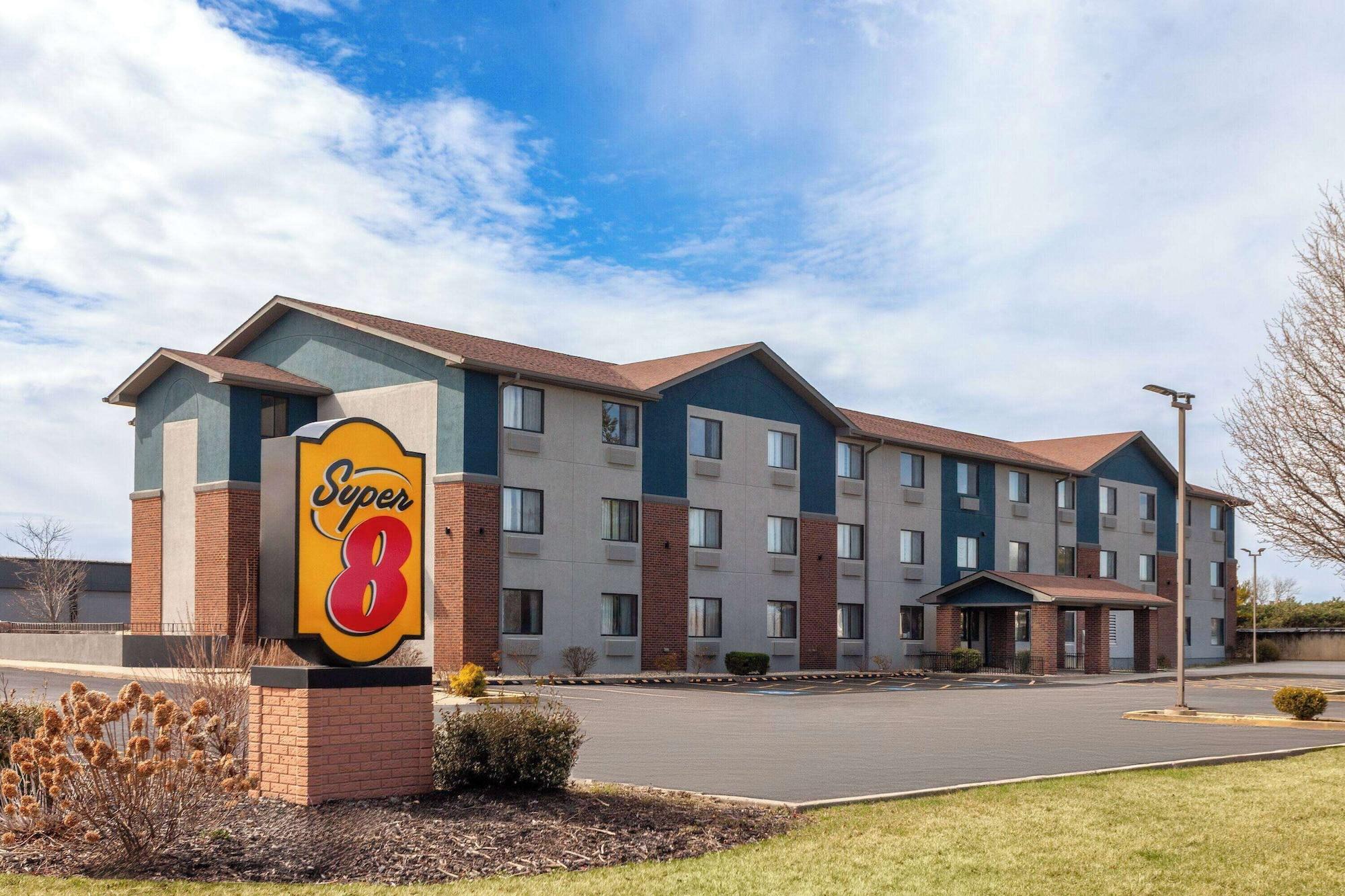Vista Exterior Super 8 by Wyndham Romeoville Bolingbrook