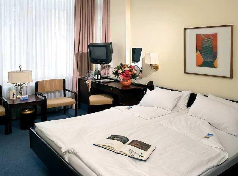 Vista Exterior City Partner Hotel Astoria