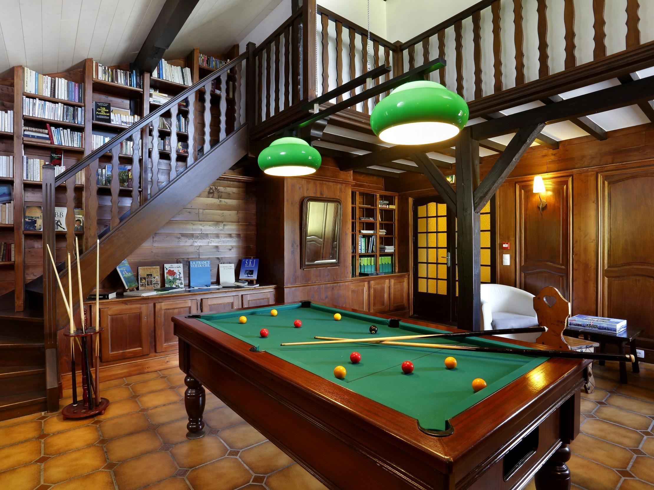 Bar/Salón Logis Chalet Hotel Vaccapark