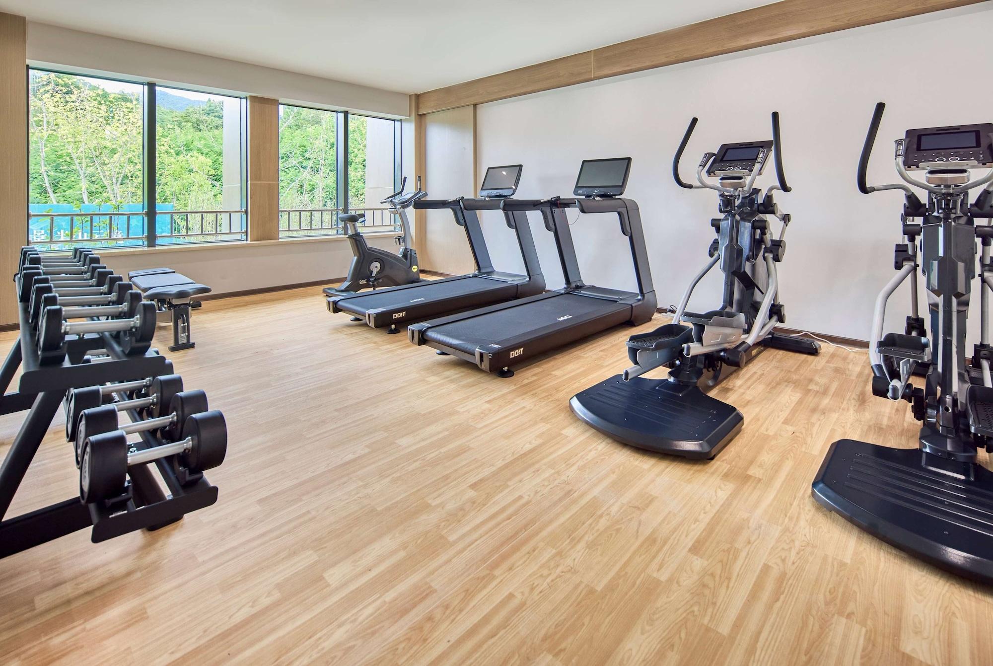 Gimnasio Howard Johnson Hot Springs Plaza Yinghuashan