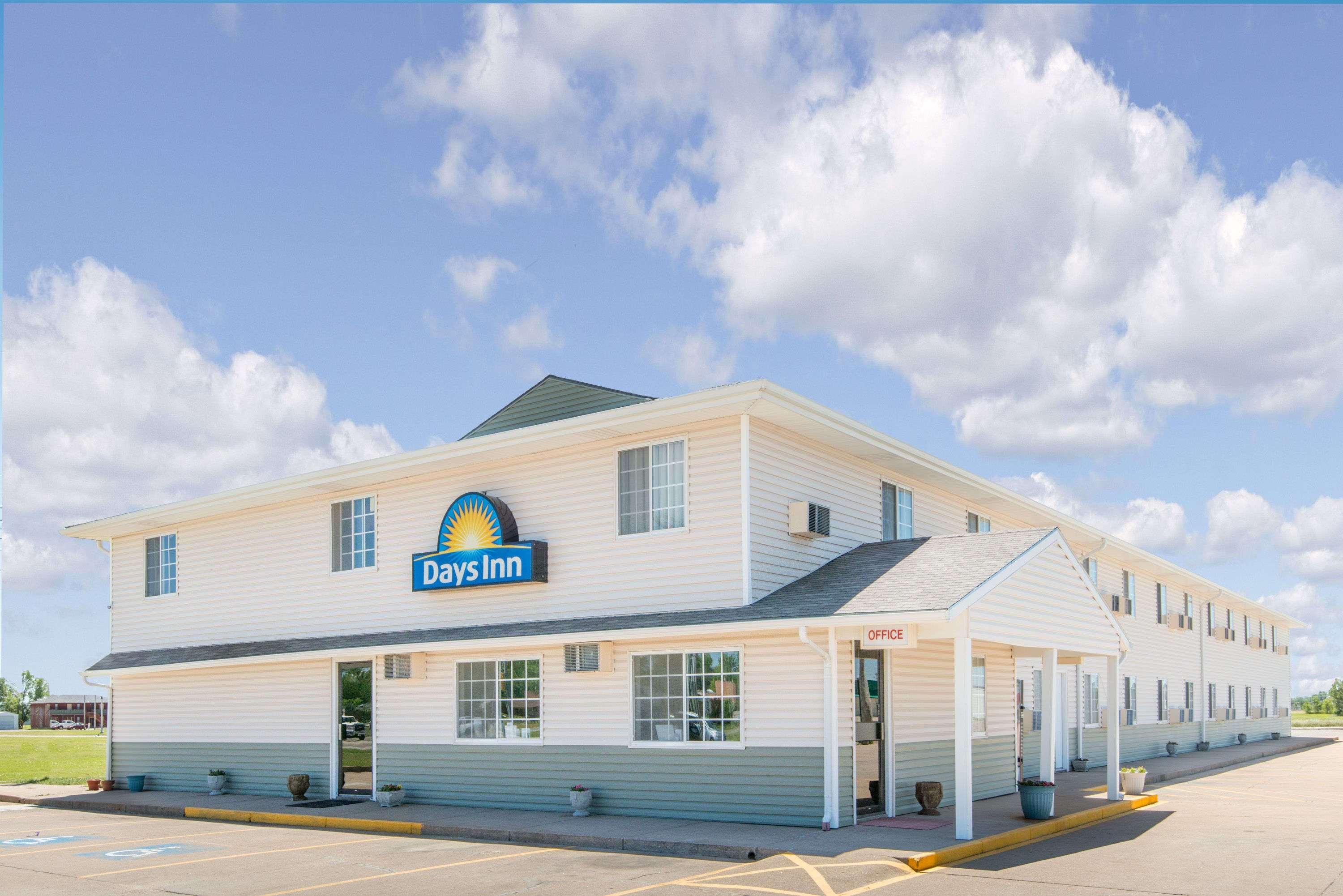 Vista Exterior Days Inn by Wyndham Great Bend