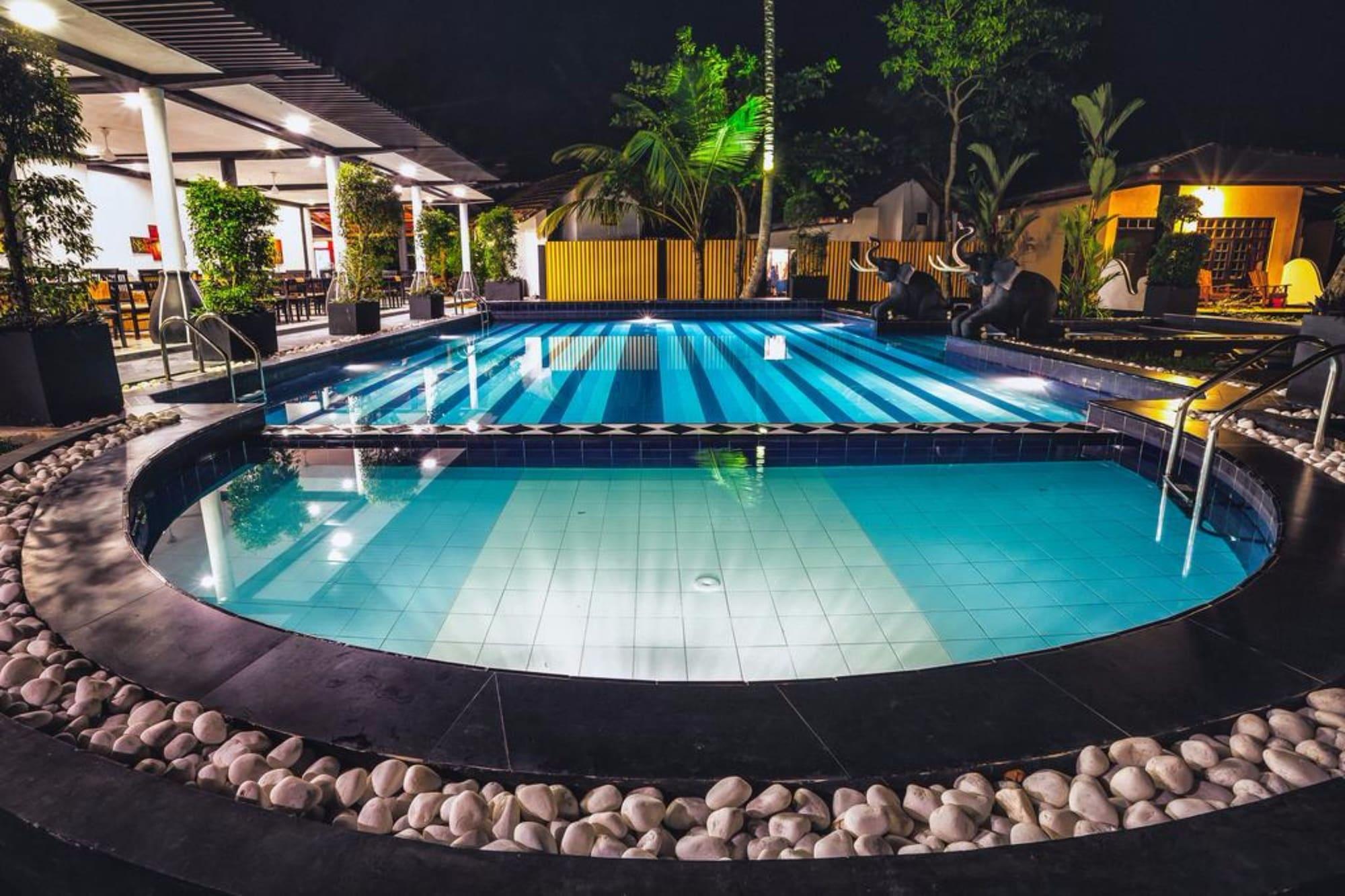 Varios Hotel Flower Garden