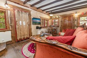 Alquiler Vacacional - Fairytale themed secluded cabin- pets ok, king bed, fast Wi-Fi!