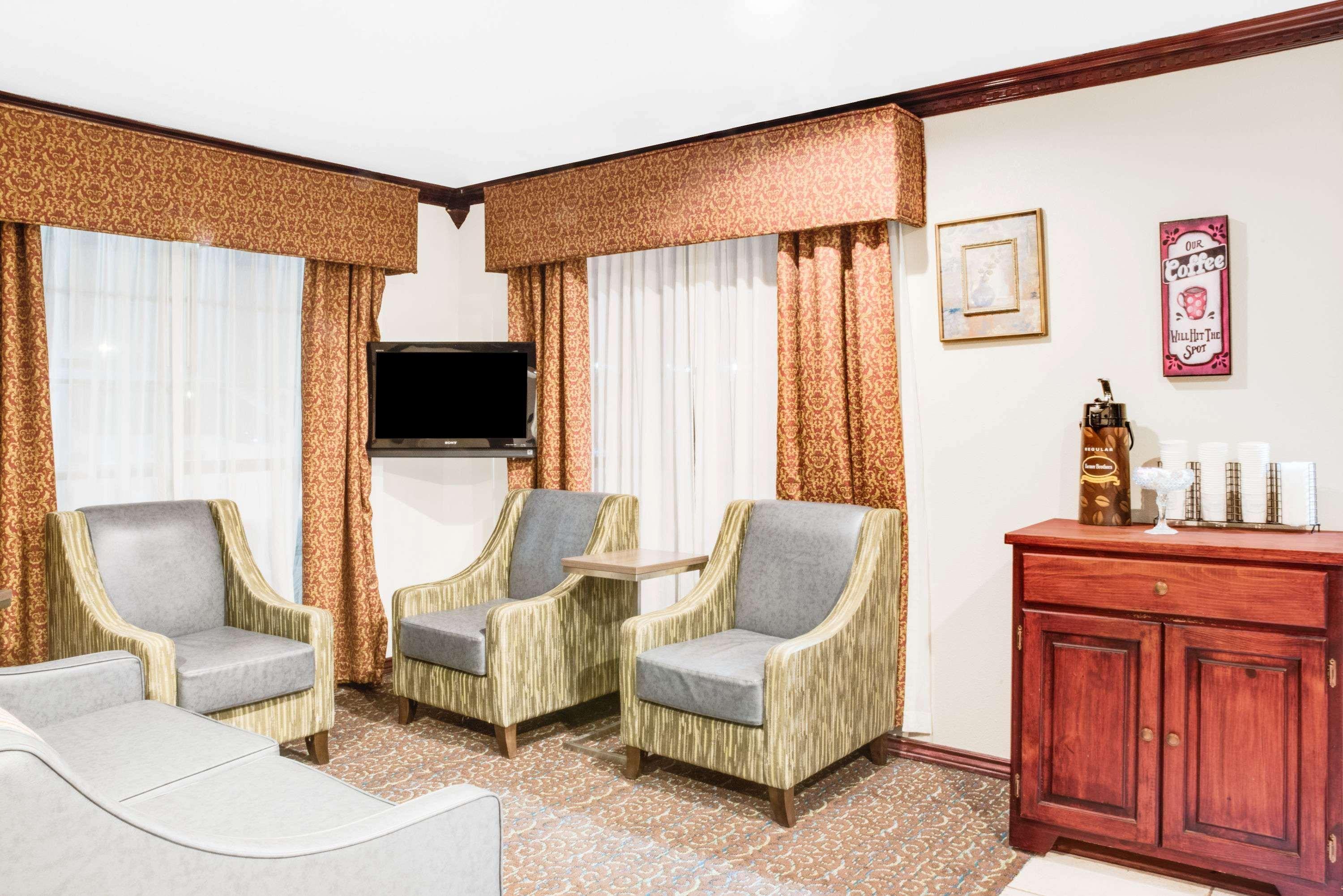 Vista Lobby Super 8 by Wyndham Big Spring TX