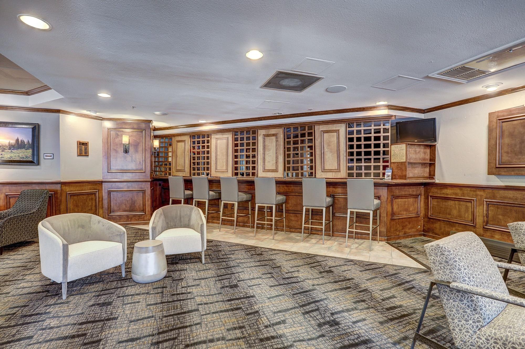 Vista Lobby 4br Renovated - Sleeps 12- Downtown Breck by RedAwning
