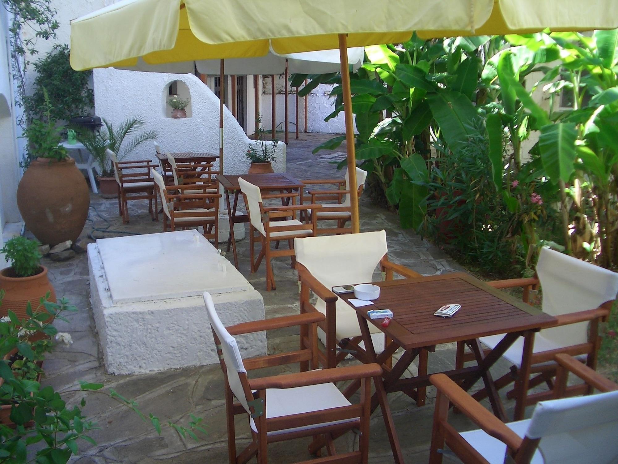 Bar/Salón Oinoi Hotel