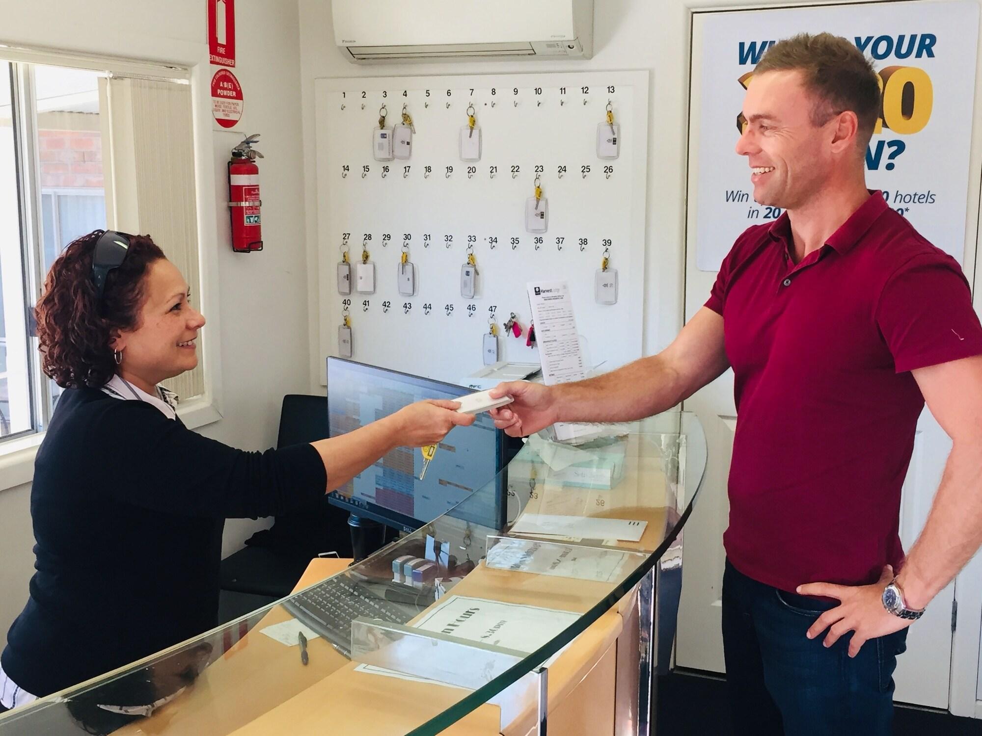 Vista Lobby Harvest Lodge Motel