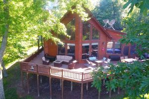 Alquiler Vacacional - Family friendly log home has great lake views from huge deck!