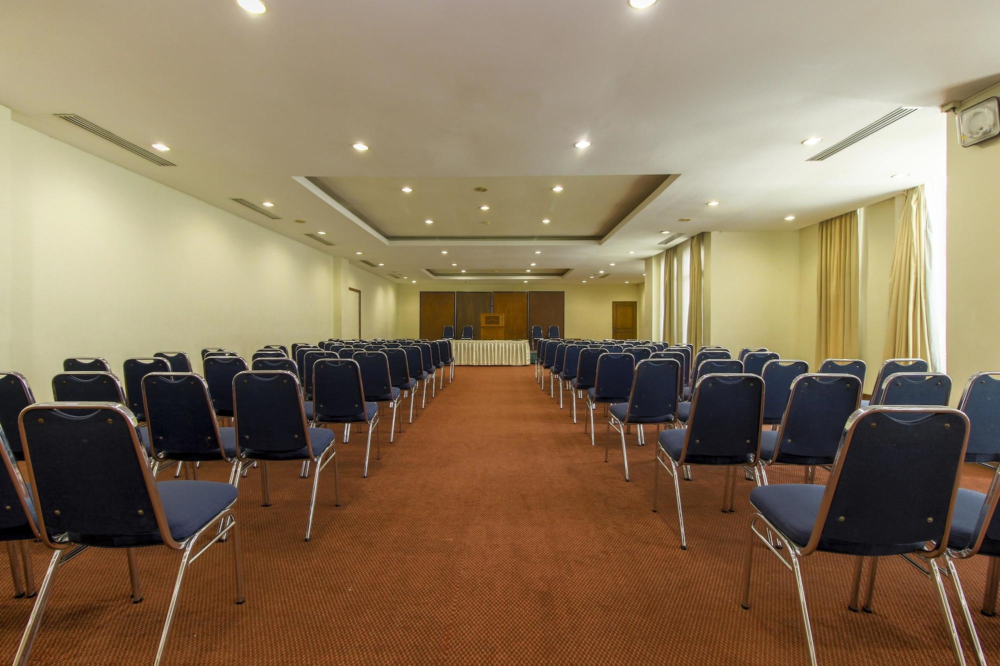 Sala de Reuniones RedDoorz Plus near GBK Senayan