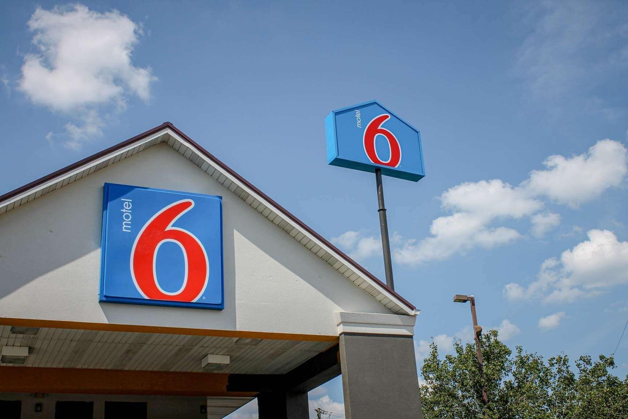 Vista Exterior Motel 6 Knoxville, TN - East
