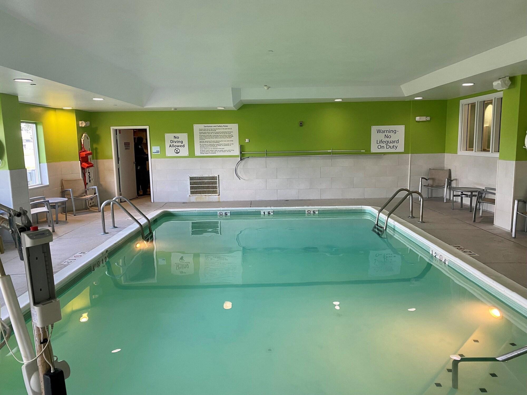 Vista Piscina Holiday Inn Express Indianapolis-Fishers by IHG