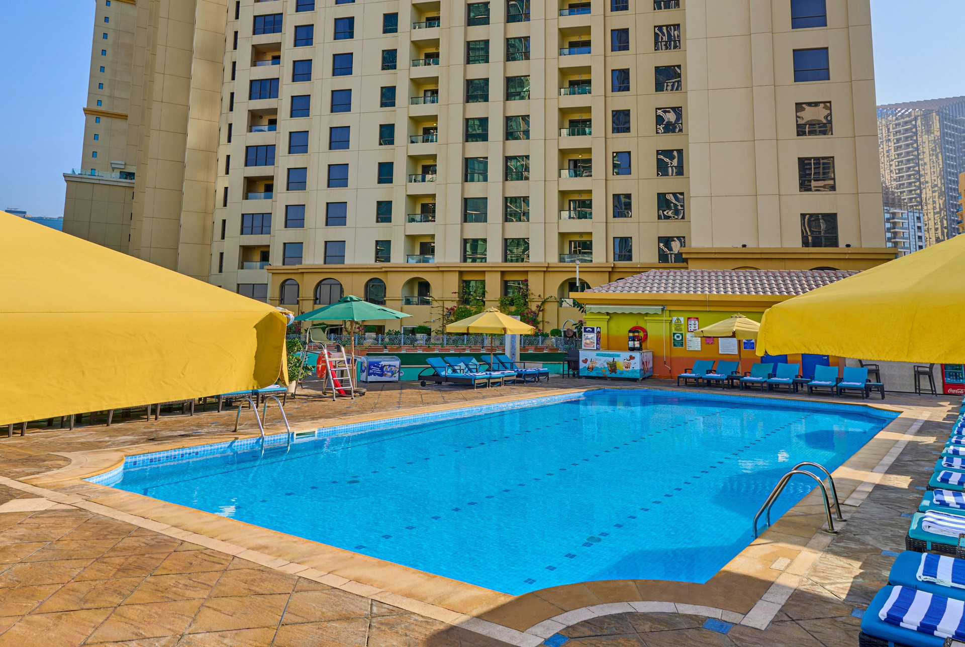 Vista Piscina Ramada Hotel and Suites by Wyndham Dubai JBR