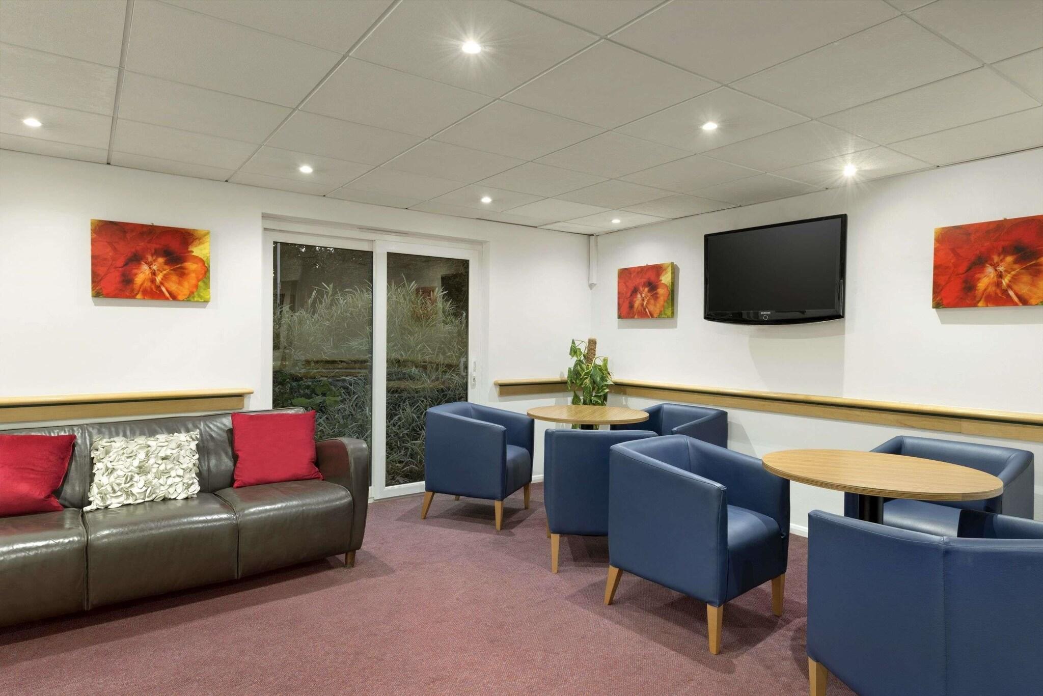 Bar/Salón Days Inn by Wyndham Fleet M3